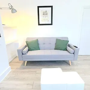 https://stylish-apartment-in-plaistow.brighton-hotels-england.com